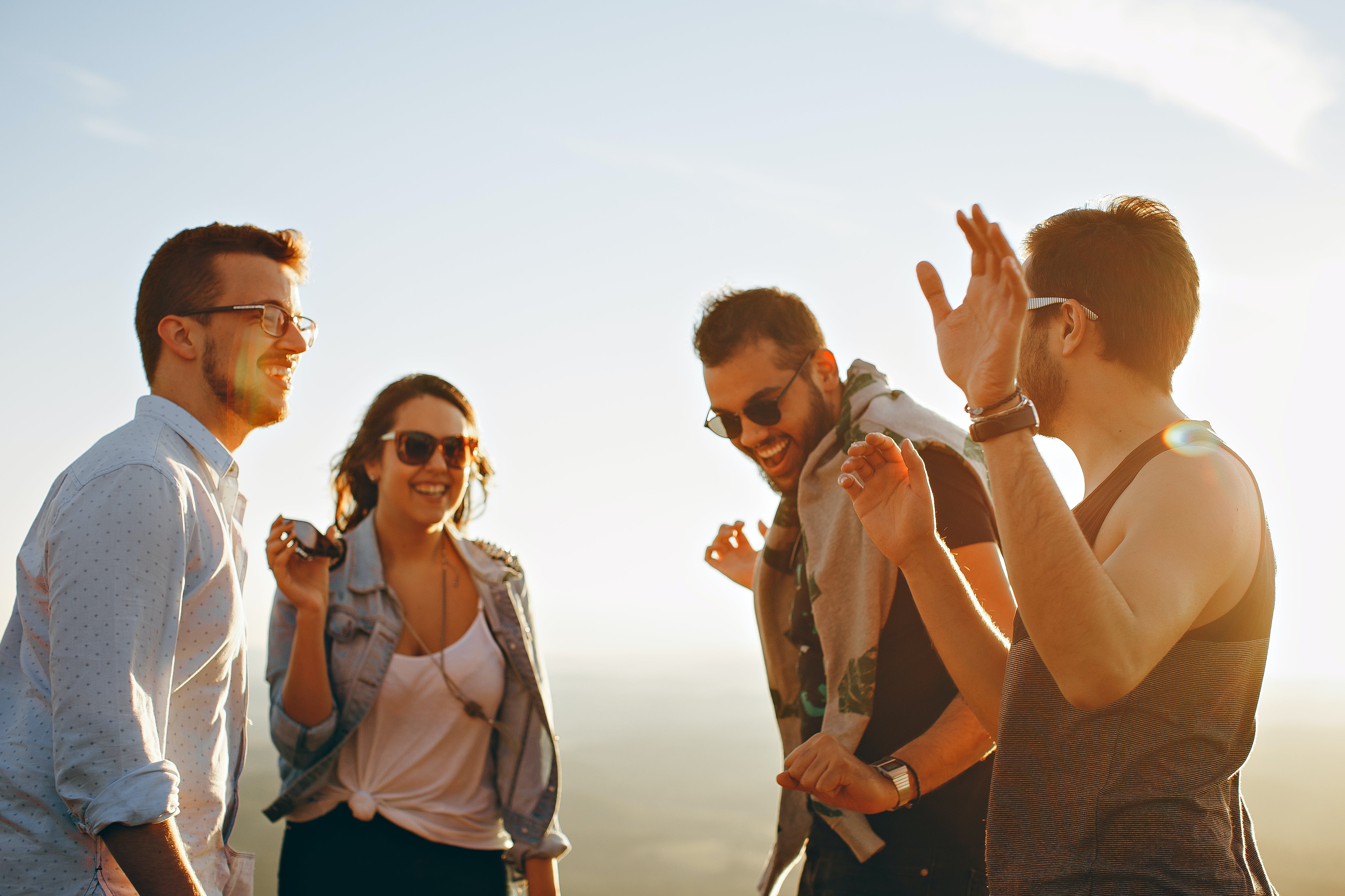 Grupo de pessoas felizes com roupas casuais